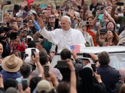 El papa León XIV llega a su audiencia general seminal en la Plaza de San Pedro, en el Vaticano, el miercoles 6 de mayo de 2026. AP/ G. Borgia
