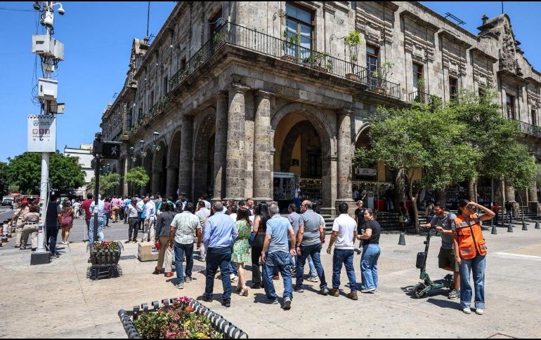 En el caso de Palacio de Gobierno, fueron evacuadas 220 personas, entre ellas, el gobernador de Jalisco, así como un grupo de alrededor de 20 niñas y niños del municipio de Teuchitlán. EL INFORMADOR/ A. Navarro