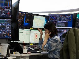 En la jornada también resaltó un descenso en el precio del petróleo WTI, que llegó a menos de 100 dólares el barril. EFE/J. Heon-Kyun
