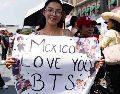 A pesar del calor, las ARMYS llegaron con carteles para demostrarle su amor a BTS. SUN/H. Salvador