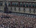 El grupo coreano BTS salió a uno de los balcones de Palacio Nacional acompañado de la Presidenta Claudia Sheinbaum. SUN/D. Sánchez