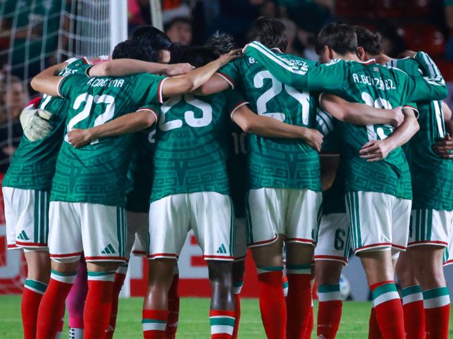 El grupo de 12 seleccionados de la liga local, junto a los 8 sparrings y el cuerpo técnico liderado por el 