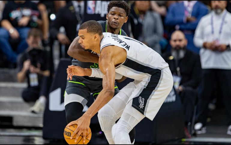 San Antonio respondió con una actuación colectiva dominante y frenó por completo a los Timberwolves en un duelo físico para mantener viva la Semifinal del Oeste. EFE/ C. Ramírez.