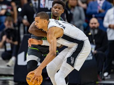 San Antonio respondió con una actuación colectiva dominante y frenó por completo a los Timberwolves en un duelo físico para mantener viva la Semifinal del Oeste. EFE/ C. Ramírez.