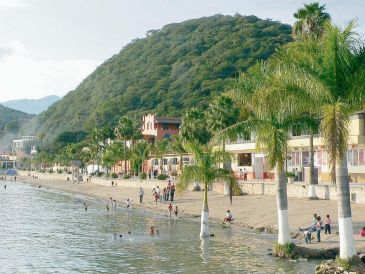 Chapala invita a pasear entre músicos, vendedores de nieves, voladores de Papantla y pequeñas embarcaciones que se balancean frente al agua. ESPECIAL