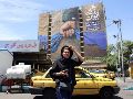 Teherán. Una mujer iraní pasa frente a un cartel con propaganda, que proclama el dominio de ese Gobierno sobre el Estrecho de Ormuz. EFE/A. Taherkenareh