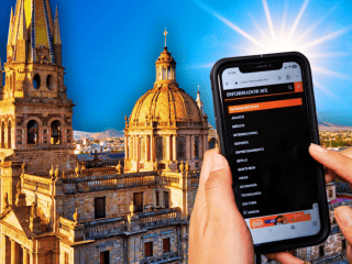 Al elegir a EL INFORMADOR como tu medio de cabecera en todas estas plataformas, te aseguras de recibir alertas precisas sobre las temperaturas extremas que azotan a la región. ESPECIAL / CANVA