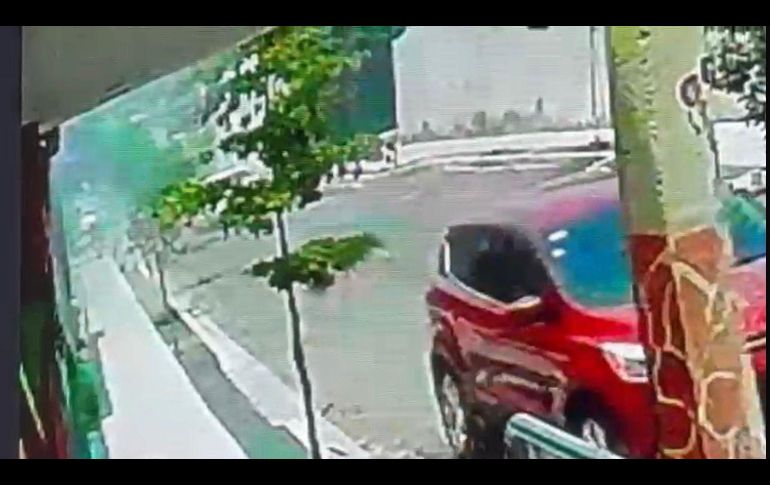La agresión ocurrió en el cruce de las calles Juan Gil Preciado y Lázaro Cárdenas, donde cuatro hombres a bordo de un vehículo color negro les cerraron el paso y abrieron fuego contra los agentes. ESPECIAL