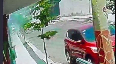 La agresión ocurrió en el cruce de las calles Juan Gil Preciado y Lázaro Cárdenas, donde cuatro hombres a bordo de un vehículo color negro les cerraron el paso y abrieron fuego contra los agentes. ESPECIAL