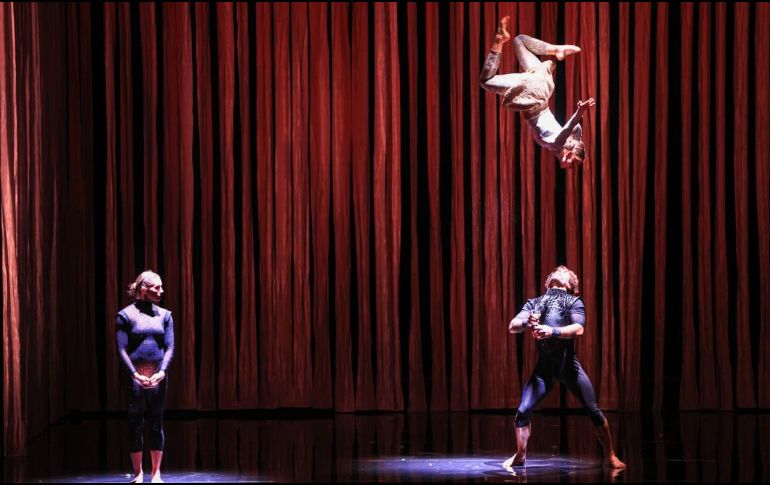La puesta en escena, que también tendrá funciones  hoy y el sábado, convirtió el recinto tapatío en un espacio donde el circo contemporáneo desplazó los límites del ballet clásico. EL INFORMADOR/ J. ACOSTA.