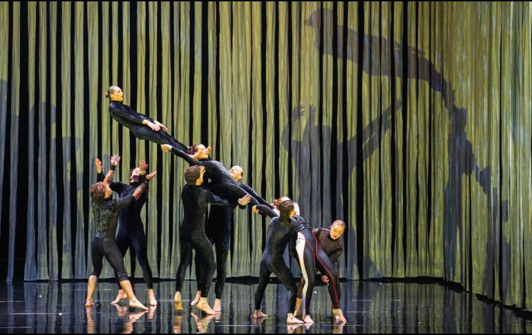 La puesta en escena, que también tendrá funciones  hoy y el sábado, convirtió el recinto tapatío en un espacio donde el circo contemporáneo desplazó los límites del ballet clásico. EL INFORMADOR/ J. ACOSTA.