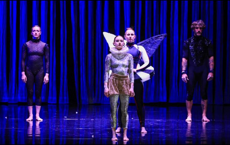 La puesta en escena, que también tendrá funciones  hoy y el sábado, convirtió el recinto tapatío en un espacio donde el circo contemporáneo desplazó los límites del ballet clásico. EL INFORMADOR/ J. ACOSTA.