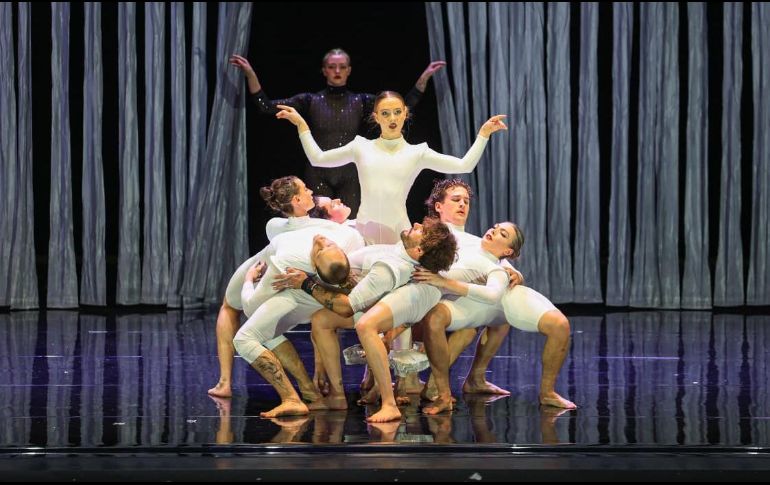 La puesta en escena, que también tendrá funciones  hoy y el sábado, convirtió el recinto tapatío en un espacio donde el circo contemporáneo desplazó los límites del ballet clásico. EL INFORMADOR/ J. ACOSTA.
