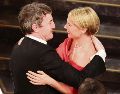 Paul Mescal y Jessie Buckley se abrazan tras conocer que la actriz se llevó al Oscar a Mejor Actriz por la cinta “Hamnet”. AFP