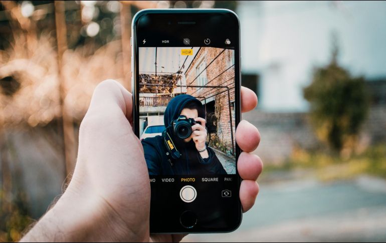 La decisión de aplazar el lanzamiento del iPhone 18 no es un simple capricho, sino una maniobra estratégica calculada al milímetro para evitar un desastre logístico a escala mundial. Unsplash