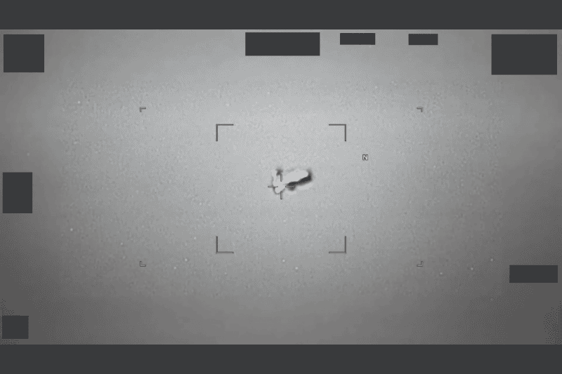 Reporte de un objeto con forma de balón de americano en los cielos de Japón en 2024. ESPECIAL / FBI