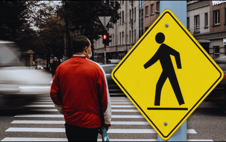 Quienes aceleran o ignoran deliberadamente a los transeúntes suelen presentar altos niveles de estrés crónico o rasgos de individualismo exacerbado. ESPECIAL / CANVA