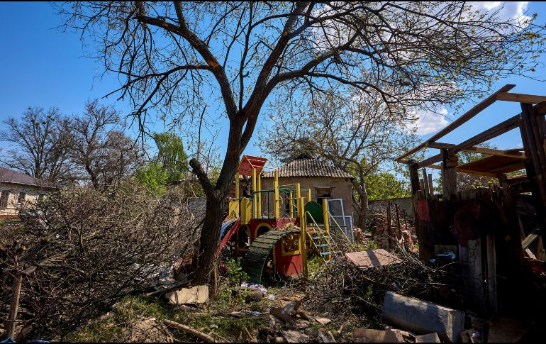 El lugar donde se produjo un ataque ruso contra una zona residencial en Járkiv, Ucrania, el 7 de mayo de 2026, en medio de la invasión rusa en curso. EFE/S. KOZLOV