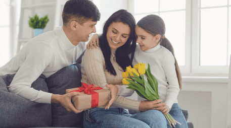 Regalar flores es un lenguaje simbólico donde cada especie y color transmite emociones específicas. CANVA