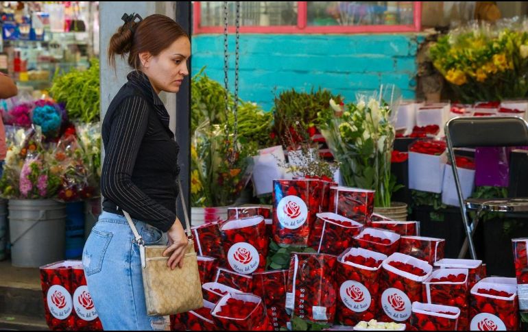 Lo que más se vende para el el 10 de mayo son rosas blancas y rojas, gerberas, astromelias, lilis y girasoles, entre otras especies. EL INFORMADOR / A. NAVARRO