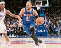 El base del conjunto neoyorquino, Jalen Brunson, anotó 33 puntos y sentenció el partido con canastas importantes en los minutos finales. AFP
