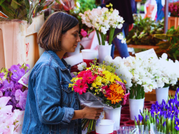 Si te preguntas dónde comprar, el histórico Mercado de Mezquitán sigue siendo el referente principal en el Área Metropolitana de Guadalajara. ESPECIAL / CANVA