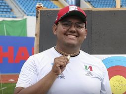 Sebastián García mostrando su cadena de oro tras vencer a Nicolas Girard en la final de la Copa del Mundo de tiro Con Arco. ESPECIAL / X: @conadeoficial