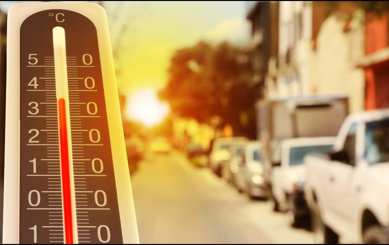 Según los datos compartidos por el canal oficial Jalisco Alerta, la temperatura dentro de un automóvil puede aumentar más de 20 °C por encima del clima exterior. ESPECIAL / CANVA
