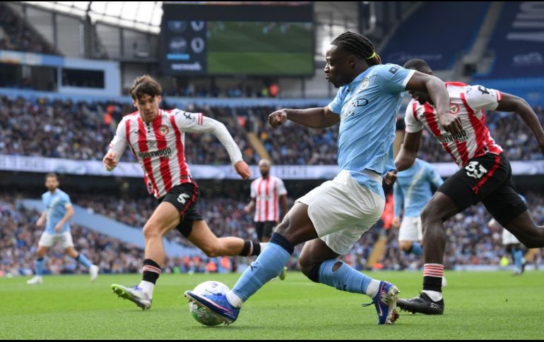 Jérémy Doku abrió el camino del triunfo para Manchester City en la goleada sobre Brentford en la Premier League. EFE / G. Oakley