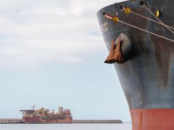 Bocana del Puerto de Granadilla por la que se espera que entre el crucero MV Hondius, afectado por un brote de hantavirus. EFE/R. de la Rocha