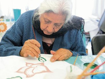 Miles de mujeres adultas mayores continúan trabajando para sostener sus hogares y cubrir gastos básicos diarios. EL INFORMADOR/Archivo
