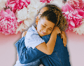 Este Día de las Madres, atrévete a romper el molde comercial tradicional, cuida tus finanzas personales y, sobre todo, recuerda siempre la regla de oro: regale afecto, no lo compre. ESPECIAL / CANVA