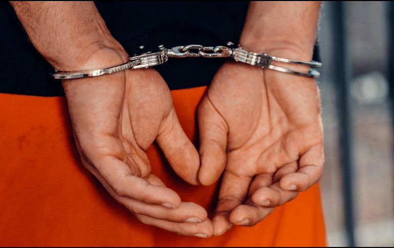 Cuatro personas —entre ellas una mujer— fueron detenidas en posesión de armas, vehículos y varias dosis de sustancias con características de droga. Pexels