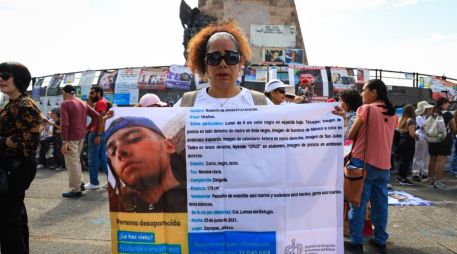 Cada familia llevaba en mano las pancartas, carteles y lonas con los rostros de sus hijas e hijos y sus fichas de búsqueda. EL INFORMADOR/ J. Acosta