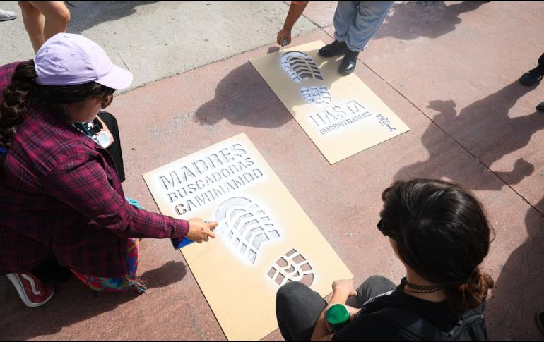 Cada familia llevaba en mano las pancartas, carteles y lonas con los rostros de sus hijas e hijos y sus fichas de búsqueda. EL INFORMADOR/ J. Acosta