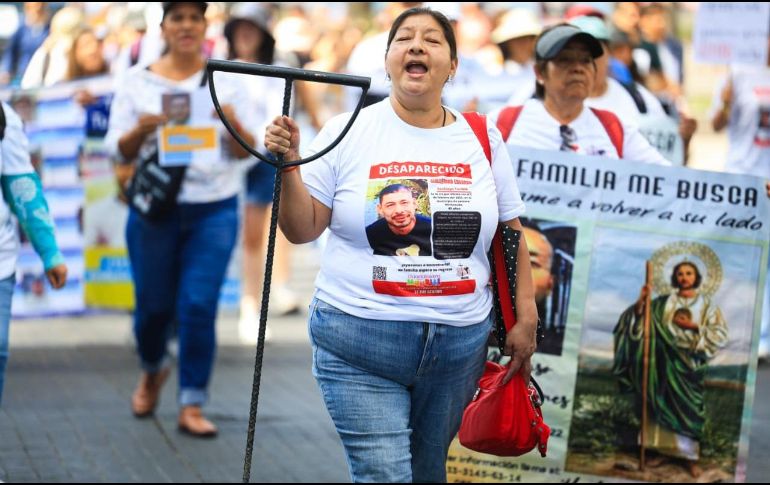 Cada familia llevaba en mano las pancartas, carteles y lonas con los rostros de sus hijas e hijos y sus fichas de búsqueda. EL INFORMADOR/ J. Acosta