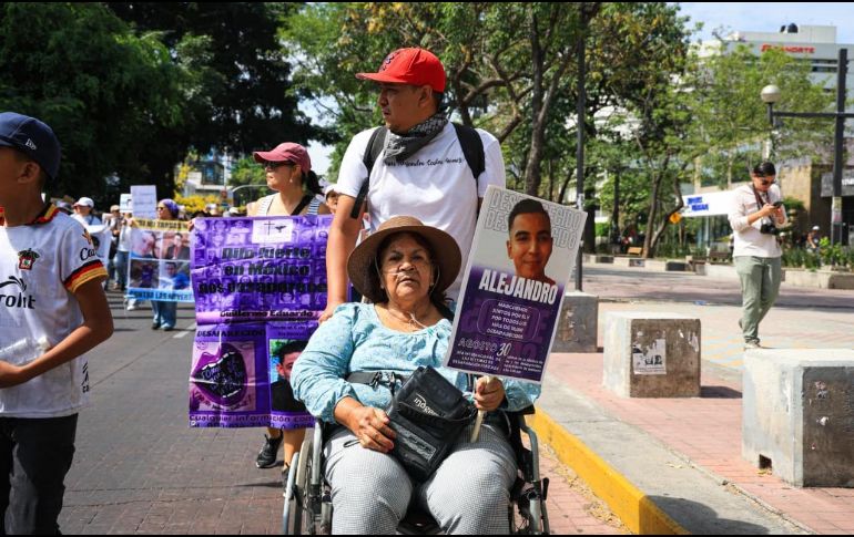 Cada familia llevaba en mano las pancartas, carteles y lonas con los rostros de sus hijas e hijos y sus fichas de búsqueda. EL INFORMADOR/ J. Acosta