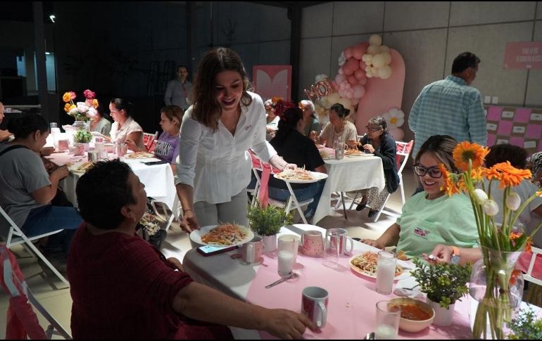 En la cena, celebrada anoche en el marco del Día de las Madres, las mujeres que se encuentran en este centro médico pudieron compartir sus experiencias. ESPECIAL