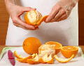 Puedes estar pelando una naranja al mediodía y no sentir absolutamente nada hasta pasadas 24 o 48 horas, cuando la piel comienza a enrojecerse o a presentar ampollas dolorosas. CANVA