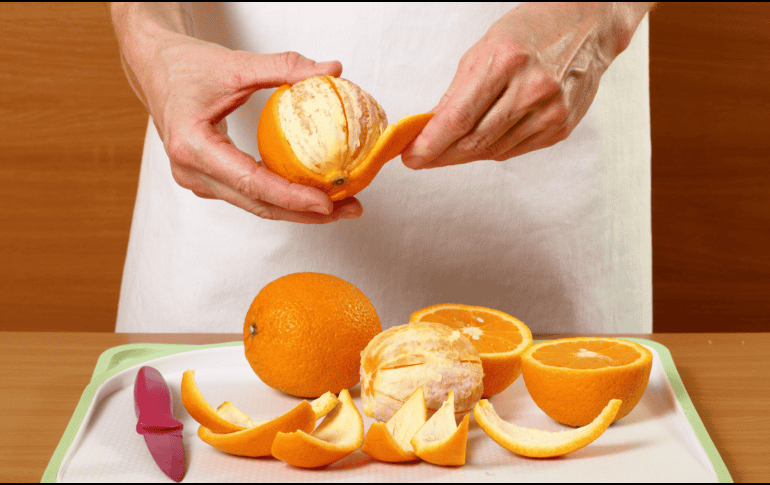 Puedes estar pelando una naranja al mediodía y no sentir absolutamente nada hasta pasadas 24 o 48 horas, cuando la piel comienza a enrojecerse o a presentar ampollas dolorosas. CANVA
