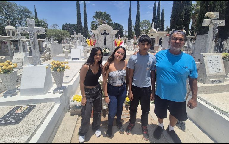 Entre flores y recuerdos; tapatíos visitan a sus madres en el Panteón de Mezquitán