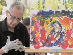 El artista Javier Jiménez, crea siguiendo las vibras sonoras. EL INFORMADOR/ F. Salcedo