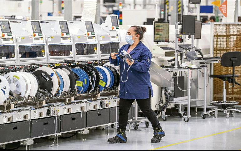 Una trabajadora realiza actividades en una planta manufacturera, donde el sector contribuye a la generación de empleo formal. ESPECIAL