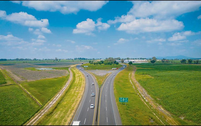 La ampliación de cuatro a seis carriles de la autopista Zapotlanejo-Lagos de Moreno tendrá una inversión estimada de 11 mil 500 millones de pesos y las obras iniciarán en los próximos seis meses. ESPECIAL