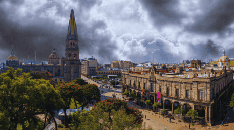 El panorama para el resto de la semana indica que las lluvias intermitentes continuarán al menos hasta el miércoles en Guadalajara. ESPECIAL / CANVA