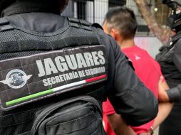 Al sujeto le aseguraron una navaja, así como una cartera de mujer que contenía tarjetas bancarias e identificaciones oficiales. ESPECIAL