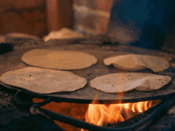 A pesar de las discusiones sobre cuál es la mejor forma de calentarlas, las tortillas al fuego directo continúan siendo una práctica muy arraigada en la cultura gastronómica mexicana. CANVA