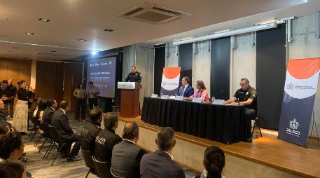 En la mayoría de los casos, los menores están en contacto con delincuentes que se hacen pasar por otros niños a través de redes sociales o de juegos en línea. EL INFORMADOR / O. González