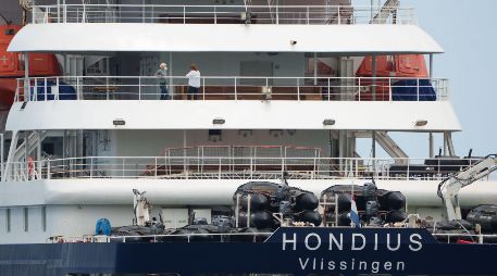 El crucero MV Hondius se prepara para desembarcar esta tarde en Granadilla de Abona a los últimos pasajeros de la travesía por el Atlántico Sur en la que sufrió un brote de hantavirus. EFE/R. de la Rocha