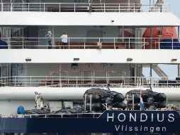 El crucero MV Hondius se prepara para desembarcar esta tarde en Granadilla de Abona a los últimos pasajeros de la travesía por el Atlántico Sur en la que sufrió un brote de hantavirus. EFE/R. de la Rocha